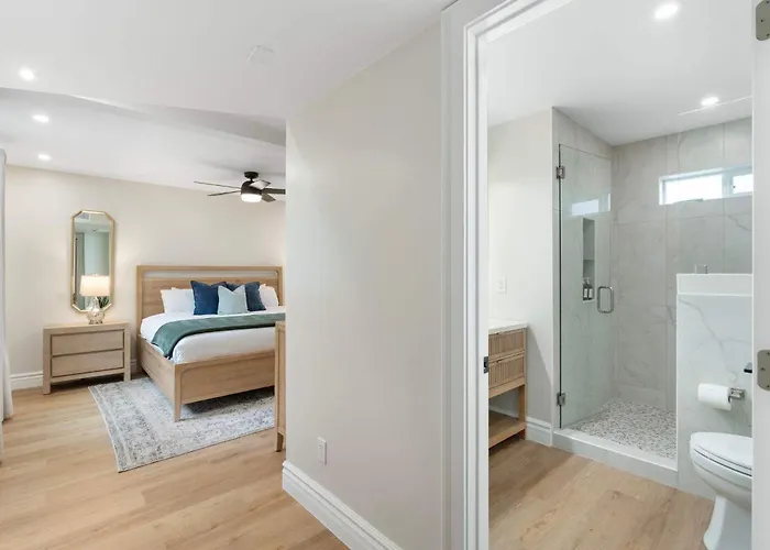 New Grotto Falls Retreat With Pool & Waterslide Holiday home